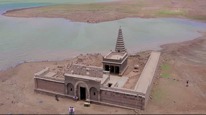 Ashadhi Ekadashi 2024 : हे दुर्मिळ हेमाडपंथी विठ्ठल मंदिर तुम्ही पाहिलंय? तब्बल 46 वर्षांनी आलं पाण्याबाहेर Ashadhi Ekadashi 2024 : हे दुर्मिळ हेमाडपंथी विठ्ठल मंदिर तुम्ही पाहिलंय? तब्बल 46 वर्षांनी आलं पाण्याबाहेर