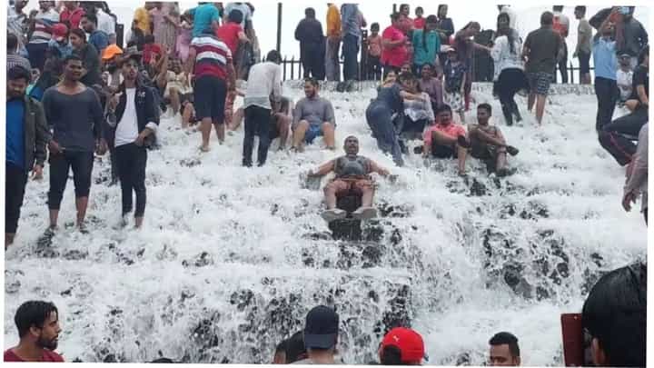 Lonavala Bhushi Dam : मान्सून पिकनिकला लोणावळ्यातील भुशी डॅमवर जाताय? तर थोडं थांबा, कारण... Lonavala Bhushi Dam : मान्सून पिकनिकला लोणावळ्यातील भुशी डॅमवर जाताय? तर थोडं थांबा, कारण...
