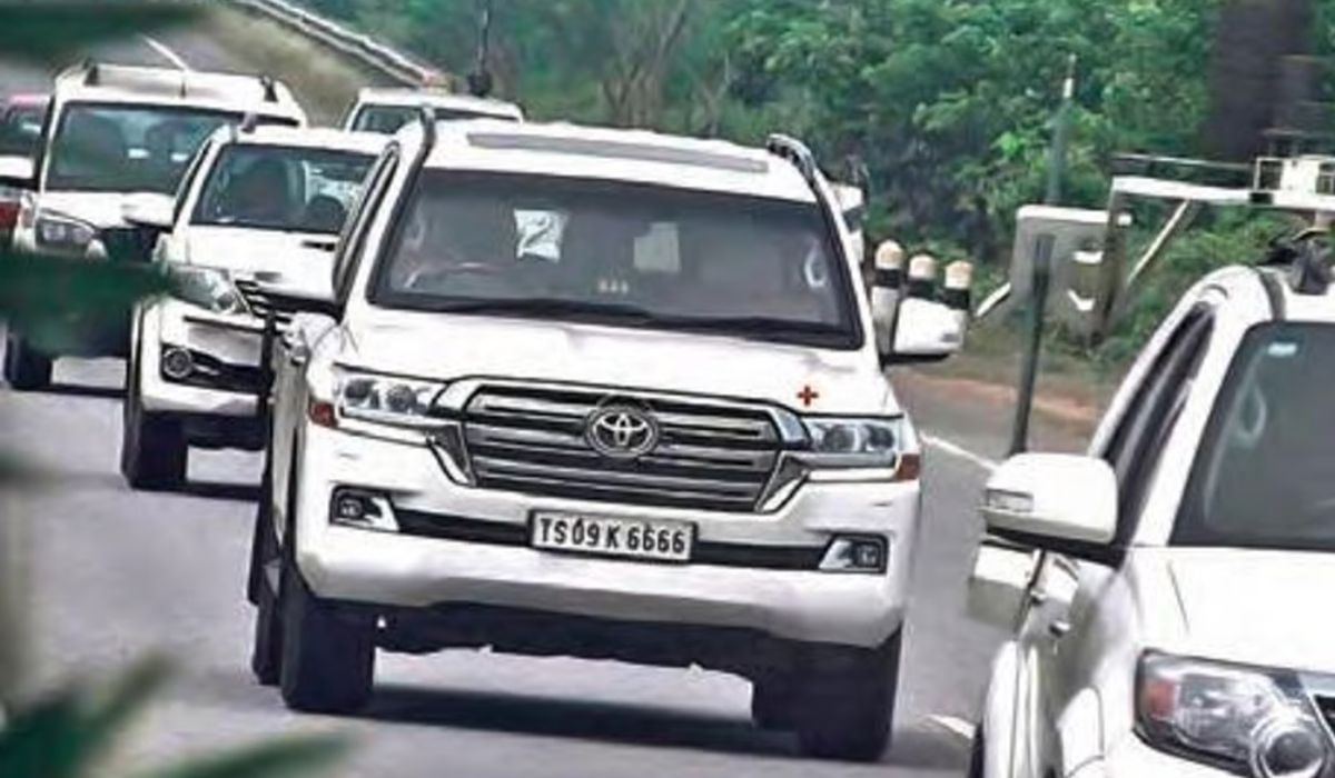 केंद्रीय मंत्र्यांच्या गाडीला ताफ्यातील गाडीने दिली मागून धडक, डोक्याला दुखापत केंद्रीय मंत्र्यांच्या गाडीला ताफ्यातील गाडीने दिली मागून धडक, डोक्याला दुखापत