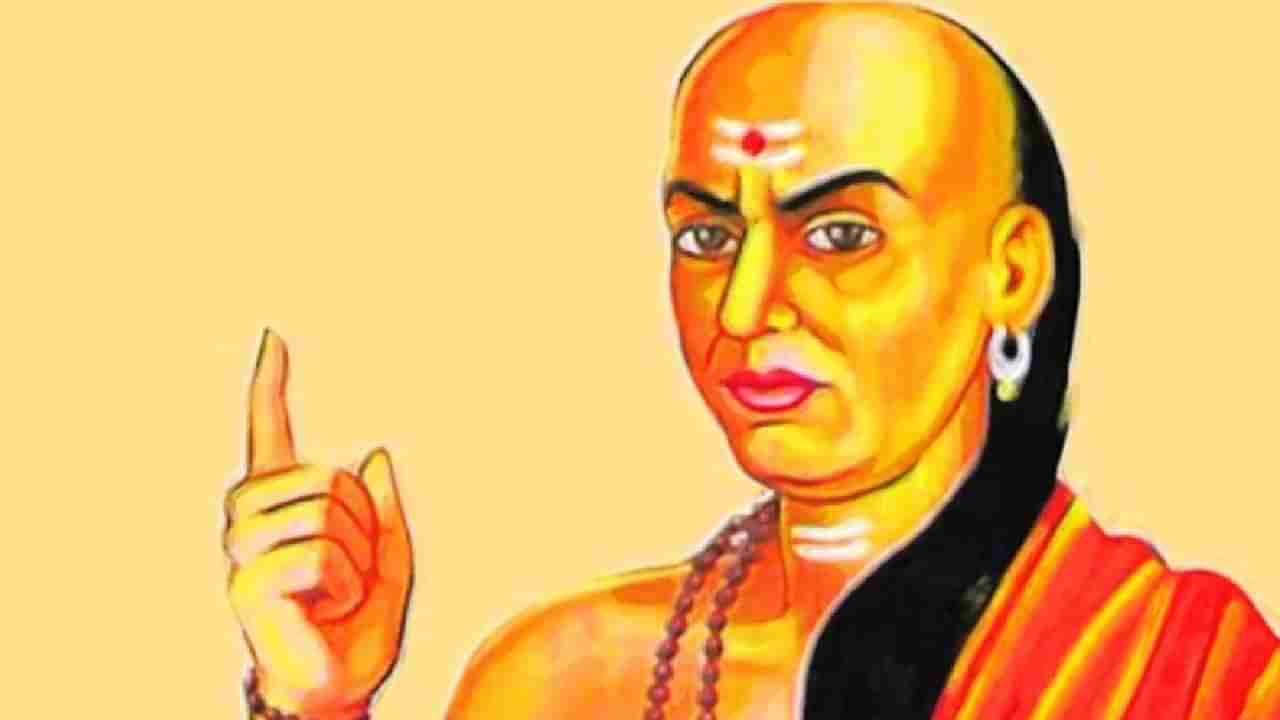 Chanakya Niti : पुरुष आणि स्त्रियांनी कोणत्या गोष्टी सिक्रेट ठेवाव्यात; चाणक्यांनी जे सांगितलं ते ऐकून...