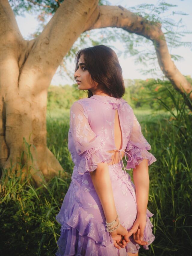 शेतात आयशा खानचं फोटोशूट, फोटो पाहून…