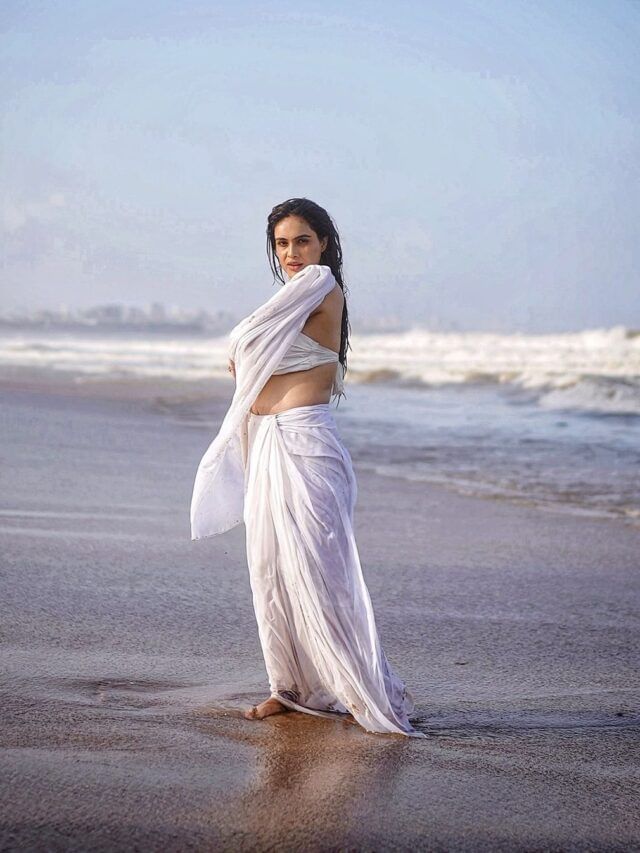 पांढऱ्या साडीमध्ये नेहा मलिकचा बोल्ड अंदाज, फोटो चर्चेत