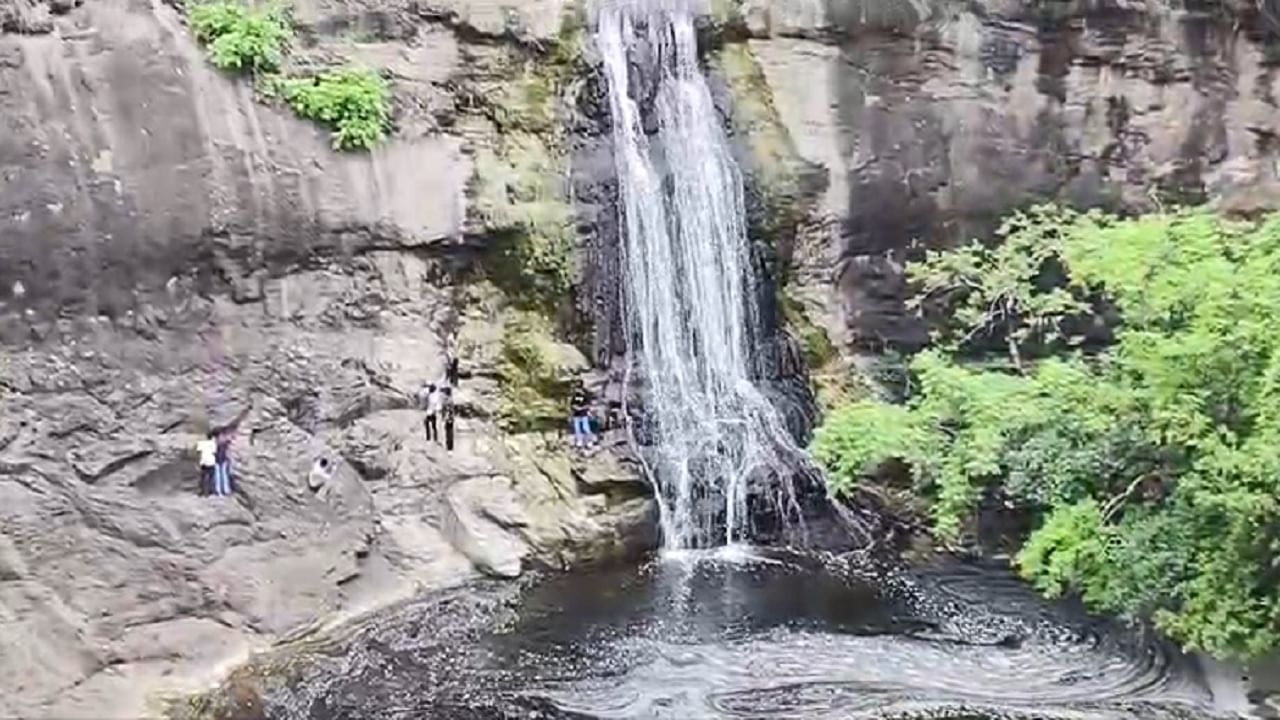 Dhule Laling Waterfall : धुळ्यातील लळींग येथील धबधबा कोसळण्यास सुरूवात, पर्यटकांचा ओघ सुरू