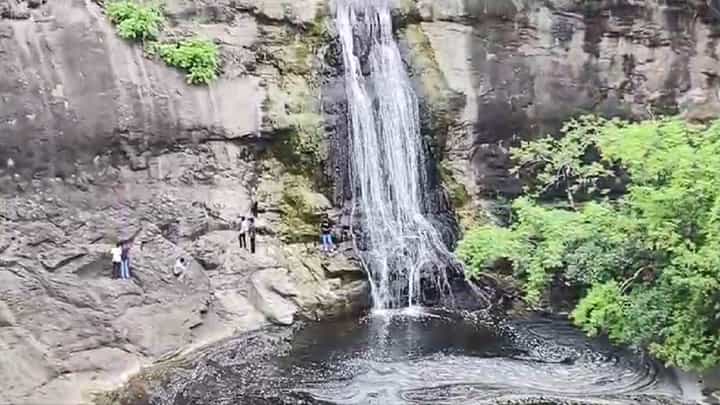 Dhule Laling Waterfall : धुळ्यातील लळींग येथील धबधबा कोसळण्यास सुरूवात, पर्यटकांचा ओघ सुरू Dhule Laling Waterfall : धुळ्यातील लळींग येथील धबधबा कोसळण्यास सुरूवात, पर्यटकांचा ओघ सुरू