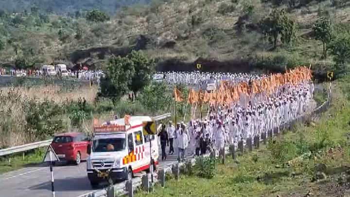 हिरव्या रानात वारकऱ्यांची मांदियाळी... दिवे घाटातील माऊलींच्या पालखीचं विहंगम दृश्य; ड्रोनमध्ये कैद नजारा हिरव्या रानात वारकऱ्यांची मांदियाळी... दिवे घाटातील माऊलींच्या पालखीचं विहंगम दृश्य; ड्रोनमध्ये कैद नजारा