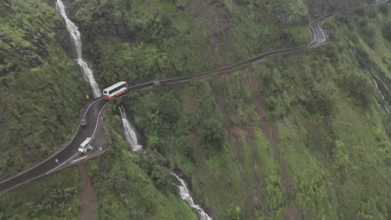 सह्याद्रीच्या डोंगररांगा, वळणदार रस्ता अन् गगनबावडाचं पावसाळ्यात खुललेलं सौंदर्य, बघा ड्रोन शॉट सह्याद्रीच्या डोंगररांगा, वळणदार रस्ता अन् गगनबावडाचं पावसाळ्यात खुललेलं सौंदर्य, बघा ड्रोन शॉट