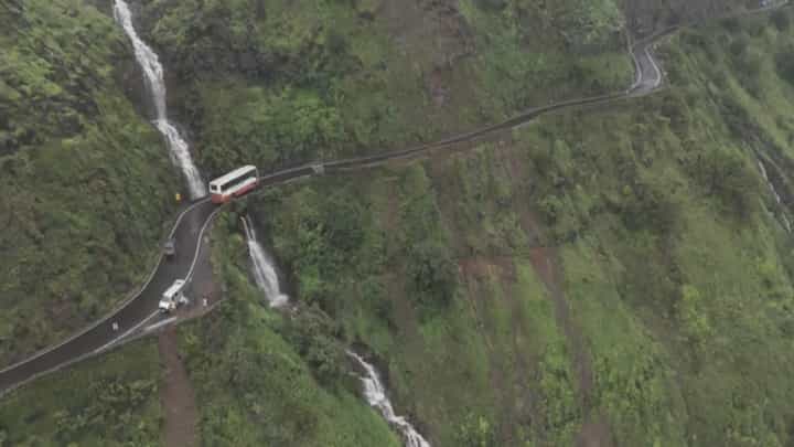 सह्याद्रीच्या डोंगररांगा, वळणदार रस्ता अन् गगनबावडाचं पावसाळ्यात खुललेलं सौंदर्य, बघा ड्रोन शॉट सह्याद्रीच्या डोंगररांगा, वळणदार रस्ता अन् गगनबावडाचं पावसाळ्यात खुललेलं सौंदर्य, बघा ड्रोन शॉट