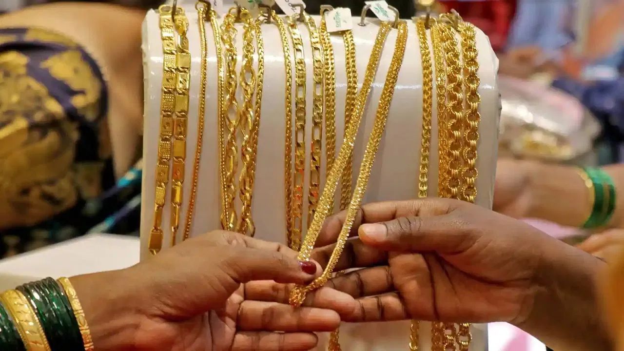 Gold and Silver Price : सोने तब्बल 6700 रुपयांनी स्वस्त तर चांदी 13000 रुपयांनी स्वस्त