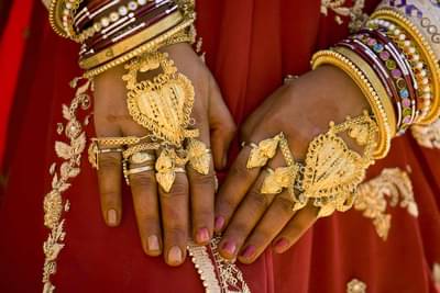 घरात किती सोनं ठेवू शकतो, लिमिटच्या बाहेर सोनं ठेवलं तर... नियम आताच जाणून घ्या