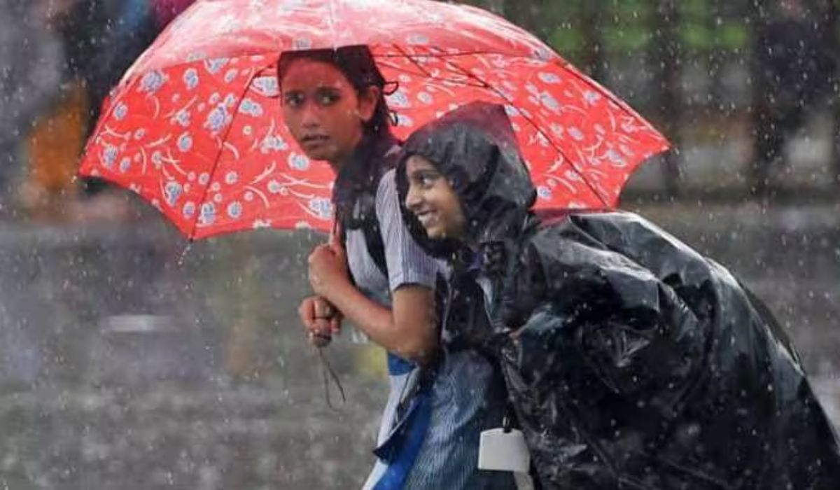 Mumbai Rain Update : सोमवारच्या अतिवृष्टीनंतर आज पावसाची काय स्थिती? मुंबईच्या लाइफलाइनचेही बघा अपडेट्स