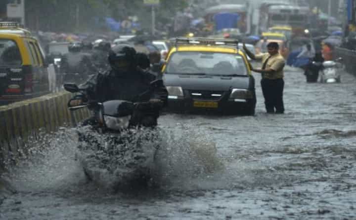 Kokan Rain Update : रत्नागिरी जिल्ह्यात धुव्वाधार बॅटिंग, गेल्या 24 तासात 'इतक्या' पावसाची नोंद, IMD नं दिला अलर्ट Kokan Rain Update : रत्नागिरी जिल्ह्यात धुव्वाधार बॅटिंग, गेल्या 24 तासात 'इतक्या' पावसाची नोंद, IMD नं दिला अलर्ट