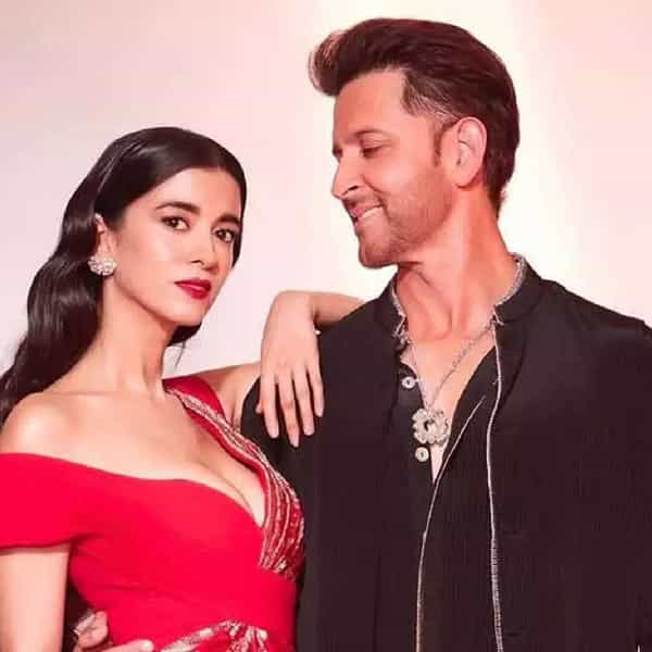 अभिनेता हृतिक रोशनने गर्लफ्रेंड सबा आझादसोबतचं नातं कधीच लपवलं नाही. मीडिया किंवा पापाराझींना न जुमानता हे दोघं अनेकदा एकत्र दिसले. इतकंच काय तर हृतिकची पूर्व पत्नी सुझानसोबतही सबाचं मैत्रीपूर्ण नातं आहे. मात्र गेल्या काही दिवसांपासून हृतिक आणि सबाच्या ब्रेकअपच्या चर्चांना उधाण आलं आहे.