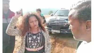 IAS अधिकारी पूजा खेडकर यांच्या आईचा ‘मुळशी पॅटर्न’; हातात पिस्तुल घेऊन शेतकऱ्याविरोधात दबंगगिरी; व्हिडीओ व्हायरल