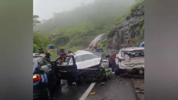 ब्रेक फेल कंटेनरची 6-7 वाहनांना जोरदार धडक अन् कंटनेर नाल्यात पलटी, कुठे झाला भीषण अपघात? ब्रेक फेल कंटेनरची 6-7 वाहनांना जोरदार धडक अन् कंटनेर नाल्यात पलटी, कुठे झाला भीषण अपघात?