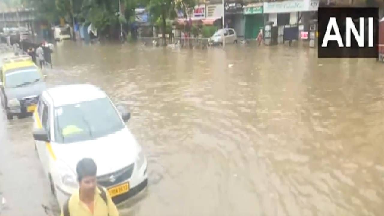 मुंबईत रविवारी रात्री 1 ते सोमवारी सकाळपर्यंत 7 वाजेपर्यंत 300 मिमी पावसाची नोंद झाली आहे. मुंबईला पावसाचा यलो अलर्ट दिला आहे. मुंबईत अनेक सखल भागात पाणी साचलं आहे. माटुंग्याच्या किंग सर्कल परिसरातील ही दृश्य आहेत. 