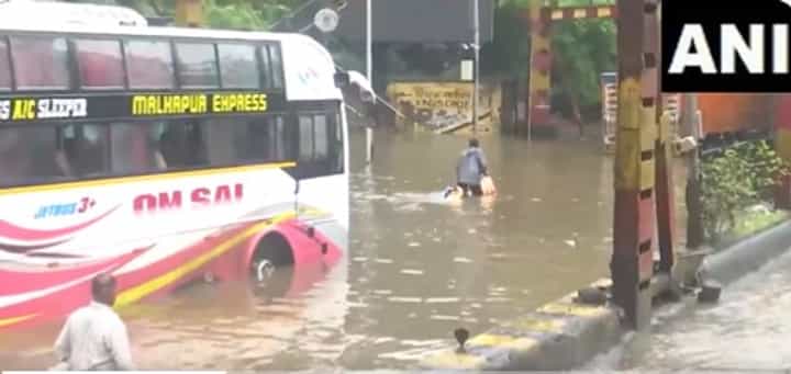 मुंबईची झाली तुंबई, मुख्यमंत्र्यांनी घेतला कंट्रोल रुमचा ताबा मुंबईची झाली तुंबई, मुख्यमंत्र्यांनी घेतला कंट्रोल रुमचा ताबा