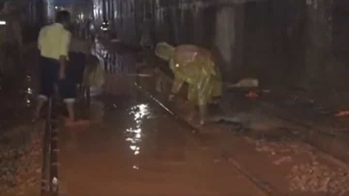 Konkan Railway : कोकण रेल्वेची वाहतूक ठप्प, 15 तासांपासून प्रवासी एकाच जागी अडकले; 'या' 9 एक्स्प्रेस रद्द, कारण काय? Konkan Railway : कोकण रेल्वेची वाहतूक ठप्प, 15 तासांपासून प्रवासी एकाच जागी अडकले; 'या' 9 एक्स्प्रेस रद्द, कारण काय?