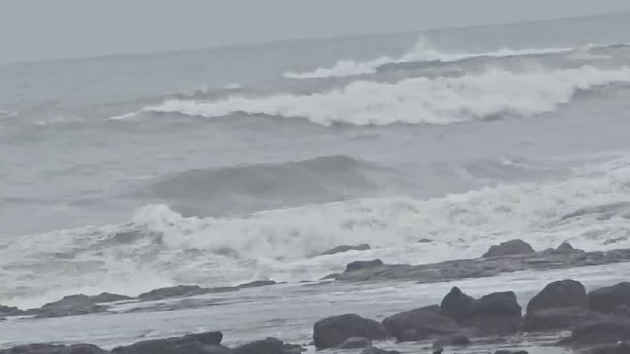 रत्नागिरीत तुफान पाऊस, 'जगबुडी'चं पाणी रस्त्यावर, गावांचा संपर्क तुटला, हवामान खात्याचा अलर्ट काय? रत्नागिरीत तुफान पाऊस, 'जगबुडी'चं पाणी रस्त्यावर, गावांचा संपर्क तुटला, हवामान खात्याचा अलर्ट काय?
