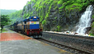 Konkan Railway: 27 तासानंतर कोकण रेल्वे सुरळीत, प्रवाशांना मोठा दिलासा