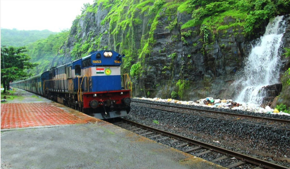 Konkan Railway: 27 तासानंतर कोकण रेल्वे सुरळीत, प्रवाशांना मोठा दिलासा Konkan Railway: 27 तासानंतर कोकण रेल्वे सुरळीत, प्रवाशांना मोठा दिलासा