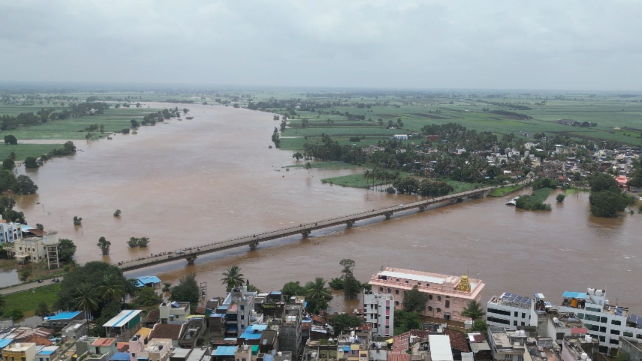 कोल्हापूर रत्नागिरी रस्त्यावर आंबेवाडी गावाजवळ शेत जमीन वाहून आली आहे. वाहून आलेल्या या गवताच्या शेताचा आता वाहतुकीला अडथळा ठरला आहे. कोल्हापुरातल्या आंबेवाडीमधील पूर सुरू लागल्यानंतर आता पुन्हा आपल्या घरी परतू लागले.  आंबेवाडी येथील नागरिकांनी घरातील पाणी बाहेर काढण्यासाठी कसरत करावी लागत आहे. 