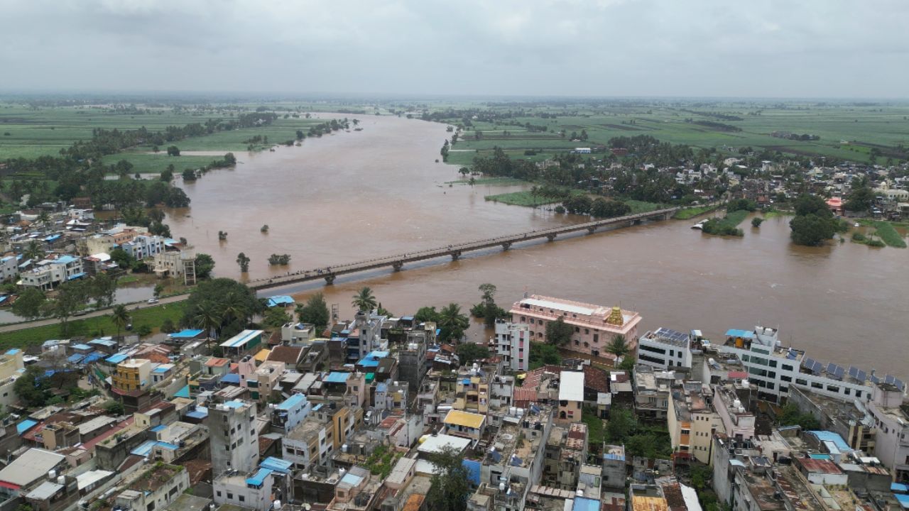 कुरुंदवाड भागात पूरपरिस्थिती तशीच आहे. पावसाने उघडीप दिल्याने पूरग्रस्त भागांना थोडासा दिलासा मिळाला आहे. कुरुंदवाड, नृसिंहवाडीसह अनेक प्रमुख मार्ग अजूनही पाण्याखाली आहेत. त्यामुळे दळणवळण यंत्रणा ठप्प झाली आहेत. या भागातील रस्ते कधी मोकळे होतील, याकडे नागरिकांचे लक्ष लागले आहे. 