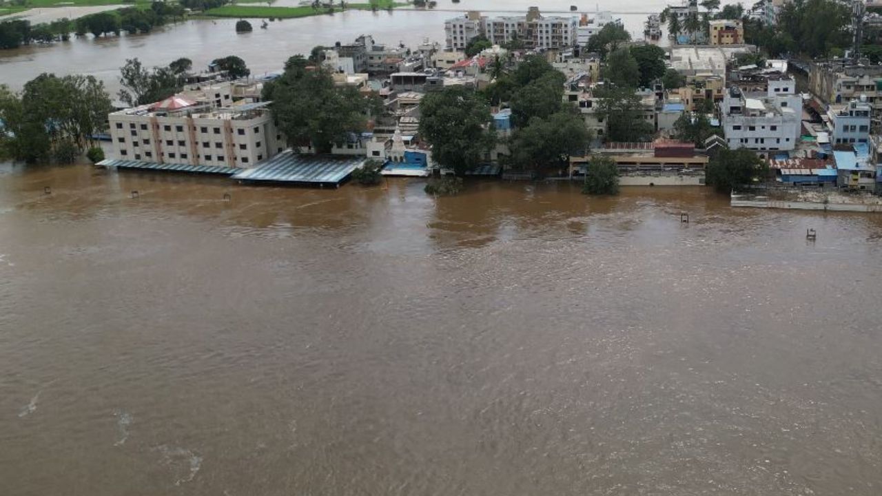 कोल्हापूर रत्नागिरी रोडवरील आंबेवाडी,चिखली, केरली या गावातील लोक गेल्या तीन ते चार दिवसांपासून कोल्हापूरकडे येऊ शकले नव्हते. मात्र आताचे दैनंदिन व्यवहार सुरळीत होत आहेत. मात्र रस्त्यावरील पाणी पातळी कमी झाली असली तरी होत असलेल्या पाण्याला मोठा प्रवाह आहे. त्यामुळे नागरिकांनी धोका न पत्करता पुराच्या पाण्यातून प्रवास करू नये, असे आवाहन जिल्हा प्रशासनाकडून करण्यात येत आहे. 