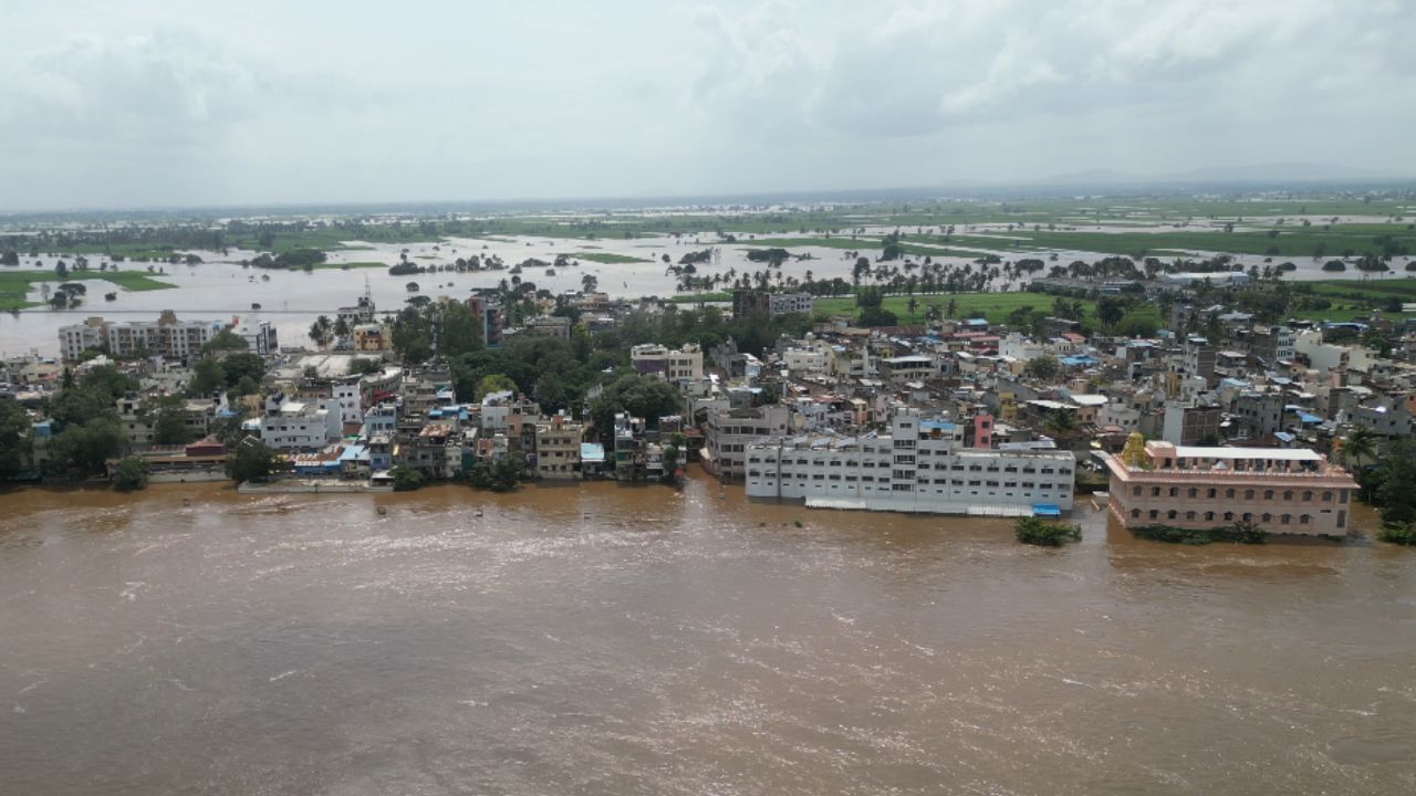 कोल्हापूर सांगली जिल्ह्यामध्ये मुसळधार पाऊस पडत असल्यामुळे शिरोळ तालुका पुराचा फटका मोठ्या प्रमाणात बसत असतो दोन्ही जिल्ह्यातील पूर कमी होत असला तरी  शेवटच्या टप्प्यामध्ये शिरोळ तालुक्यामध्ये 43 गावे व दोन शहरांना मोठ्या प्रमाणात बसत असतो.