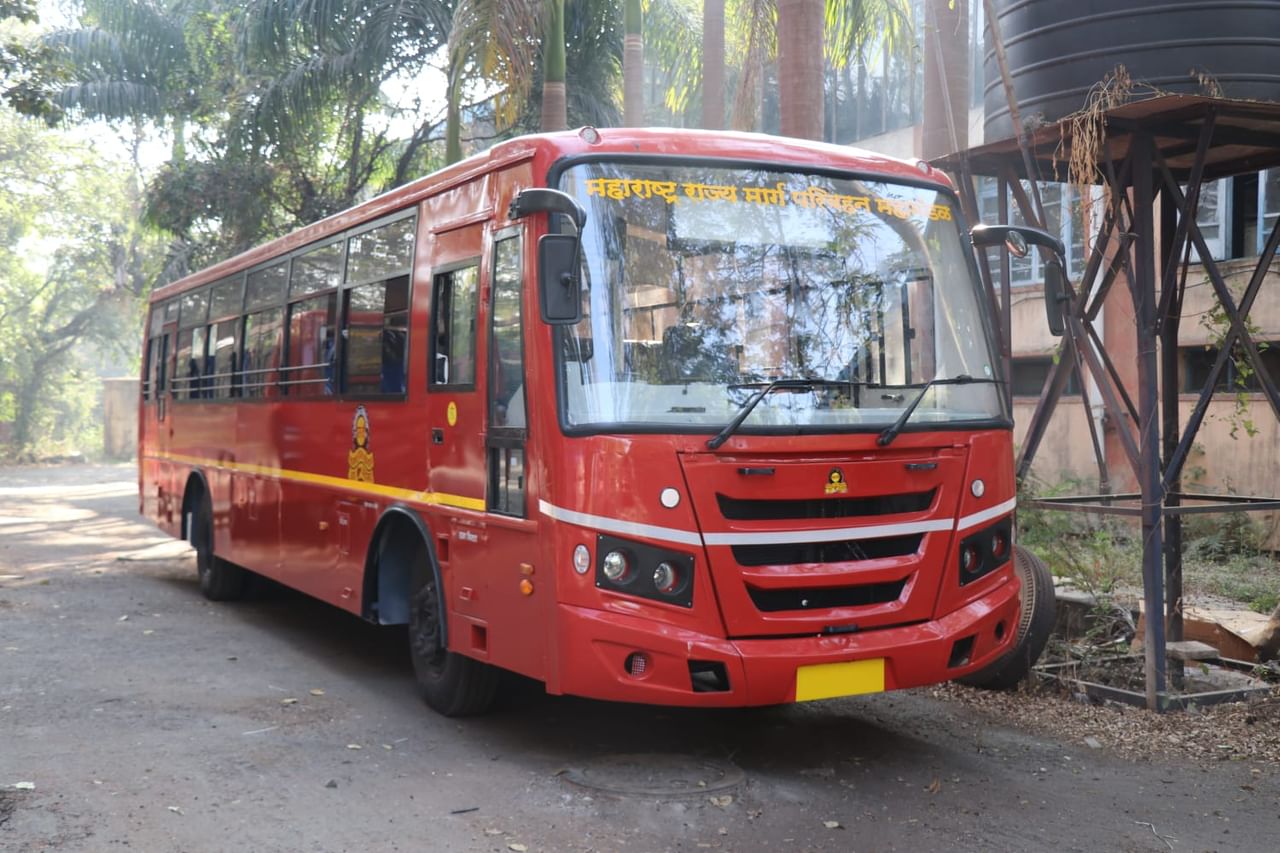 एसटी कामगारांचे PF आणि ग्रॅज्युईटीचे १५०० कोटी रुपये पुन्हा थकले, सवलत मूल्य प्रतिपूर्ती रक्कम आगाऊ द्यावी अशी कर्मचाऱ्यांची मागणी एसटी कामगारांचे PF आणि ग्रॅज्युईटीचे १५०० कोटी रुपये पुन्हा थकले, सवलत मूल्य प्रतिपूर्ती रक्कम आगाऊ द्यावी अशी कर्मचाऱ्यांची मागणी
