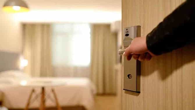 सेलिब्रेशनसाठी बालमित्राला बोलावलं; पण त्याने सॉफ्टवेअर इंजीनिअर तरुणीसोबत नको ते केलं