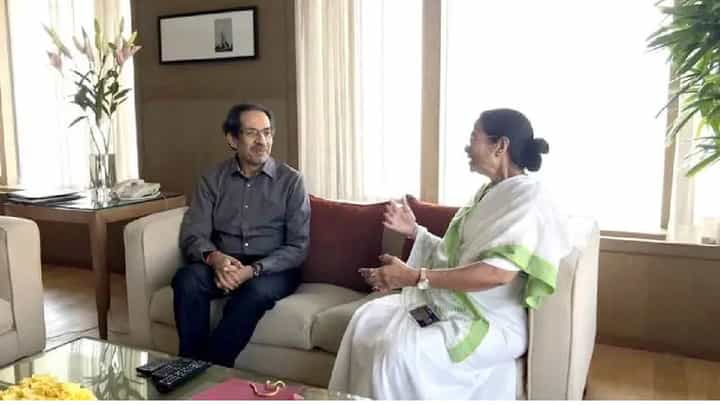 ममता बॅनर्जी मुंबईत येताच उद्धव ठाकरेंना भेटले अन् केलं कौतुक, म्हणाले, '...वाघासारखे लढले' ममता बॅनर्जी मुंबईत येताच उद्धव ठाकरेंना भेटले अन् केलं कौतुक, म्हणाले, '...वाघासारखे लढले'