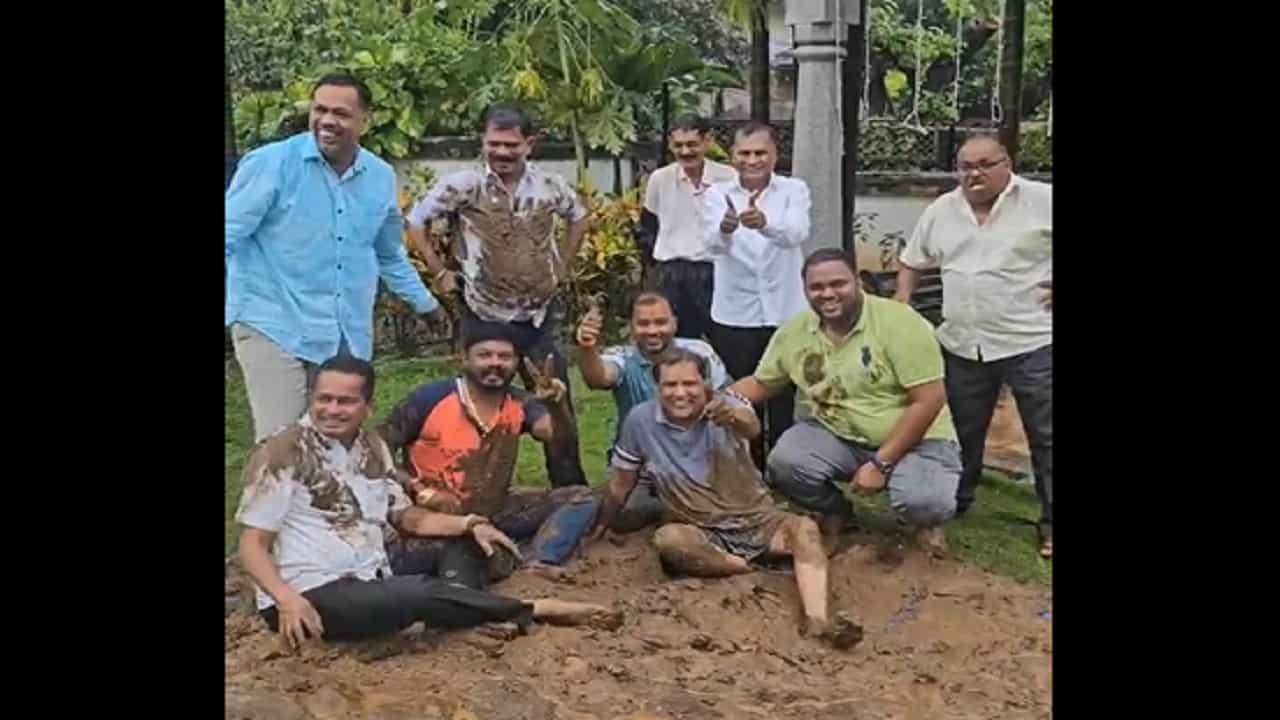 असा जल्लोष कधी पाहिलाय? जयंत पाटलांच्या पराभवाचा आनंद 'या' आमदारानं चिखलात लोळून लुटला