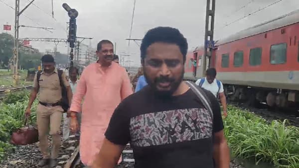 Mumbai Rains Update : मुंबईतील मुसळधार पावसाचा आमदारांनाही फटका, अधिवेशनासाठी येणार आमदार ट्रेनमध्ये अडकले