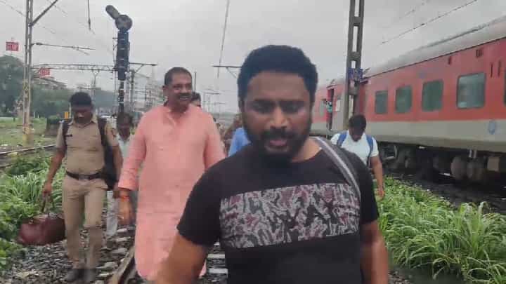 Mumbai Rains Update : मुंबईतील मुसळधार पावसाचा आमदारांनाही फटका, अधिवेशनासाठी येणार आमदार ट्रेनमध्ये अडकले Mumbai Rains Update : मुंबईतील मुसळधार पावसाचा आमदारांनाही फटका, अधिवेशनासाठी येणार आमदार ट्रेनमध्ये अडकले