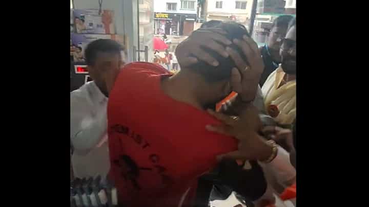 'मराठी येत नाही मी बोलणार नाही, काय करायचे ते...', भाषेचा अपमान करणाऱ्याला मनसे स्टाईल दणका 'मराठी येत नाही मी बोलणार नाही, काय करायचे ते...', भाषेचा अपमान करणाऱ्याला मनसे स्टाईल दणका