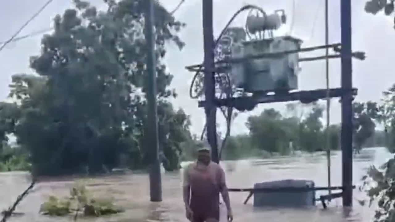 MSEB कर्मचाऱ्याला सलाम, 25 गावं 36 तासांपासून अंधारात अन् त्यानं 3 तास पाण्यात उभं राहून वीज पुरवठा केला सुरळीत