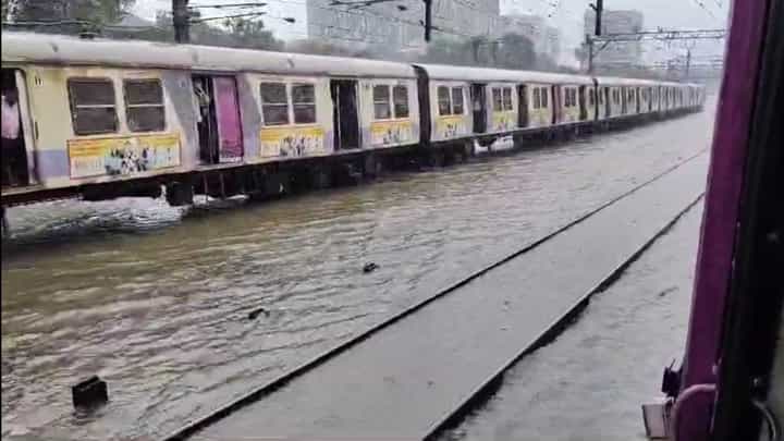 दाणादाण करत पावसाचं कमबॅक, लोकल ठप्प; चाकरमान्यांचा प्रचंड त्रागा दाणादाण करत पावसाचं कमबॅक, लोकल ठप्प; चाकरमान्यांचा प्रचंड त्रागा
