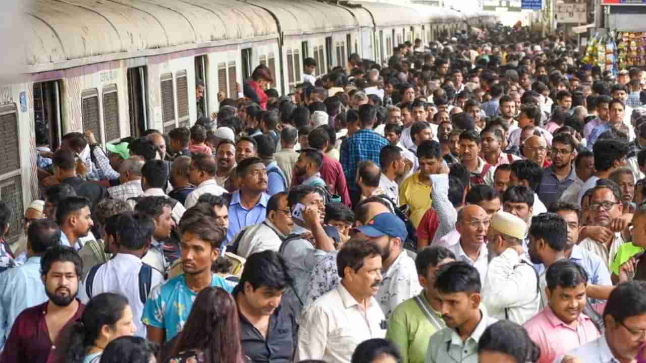 Train Update : कुठे झाड कोसळलं, तर कुठे रुळावर पाणी; मुसळधार पावसामुळे मध्य रेल्वे विस्कळीत