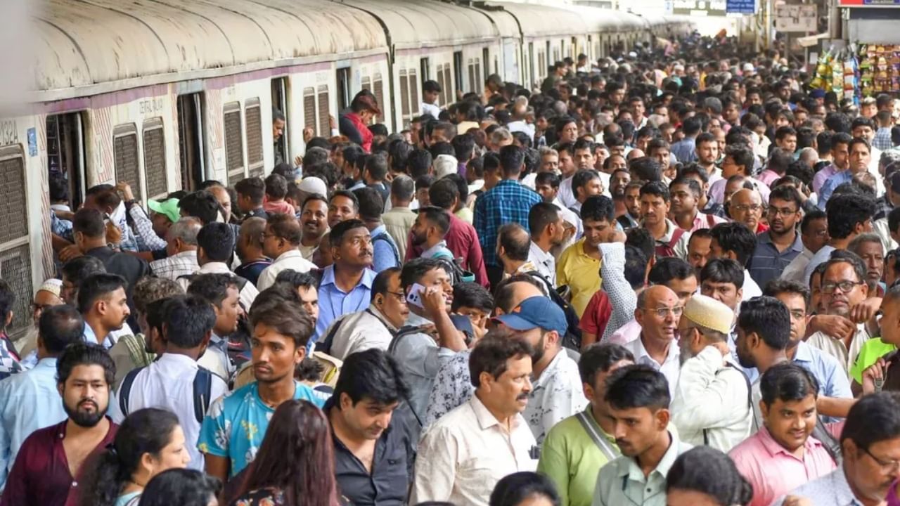 Mumbai Local Update : हवामान खात्याचा रेड अलर्ट पण पावसाची क्षणभर विश्रांती, मुंबई रेल्वेचे अपडेट्स काय?