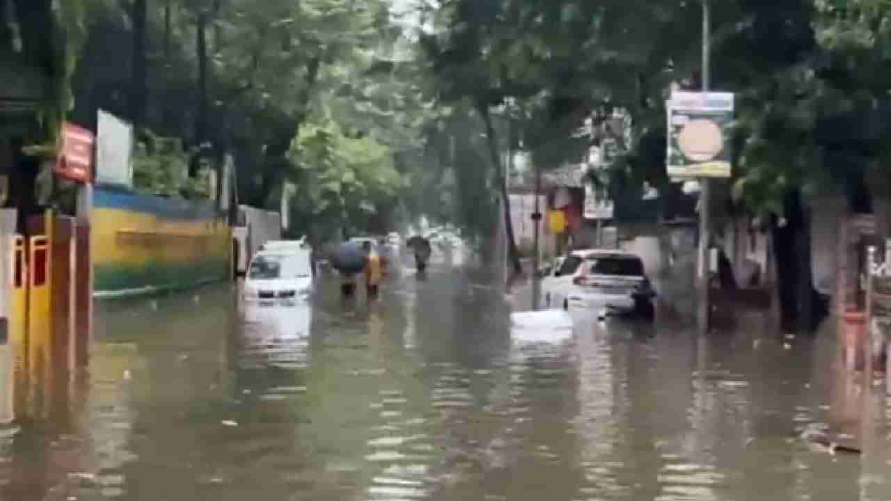 Mumbai Rains Update : मुंबईच्या शाळांना पावसाचा विळखा, दोन्ही सत्रात शाळांना सुट्टी, लोकल ठप्प झाल्याने चाकरमानीही अडकले