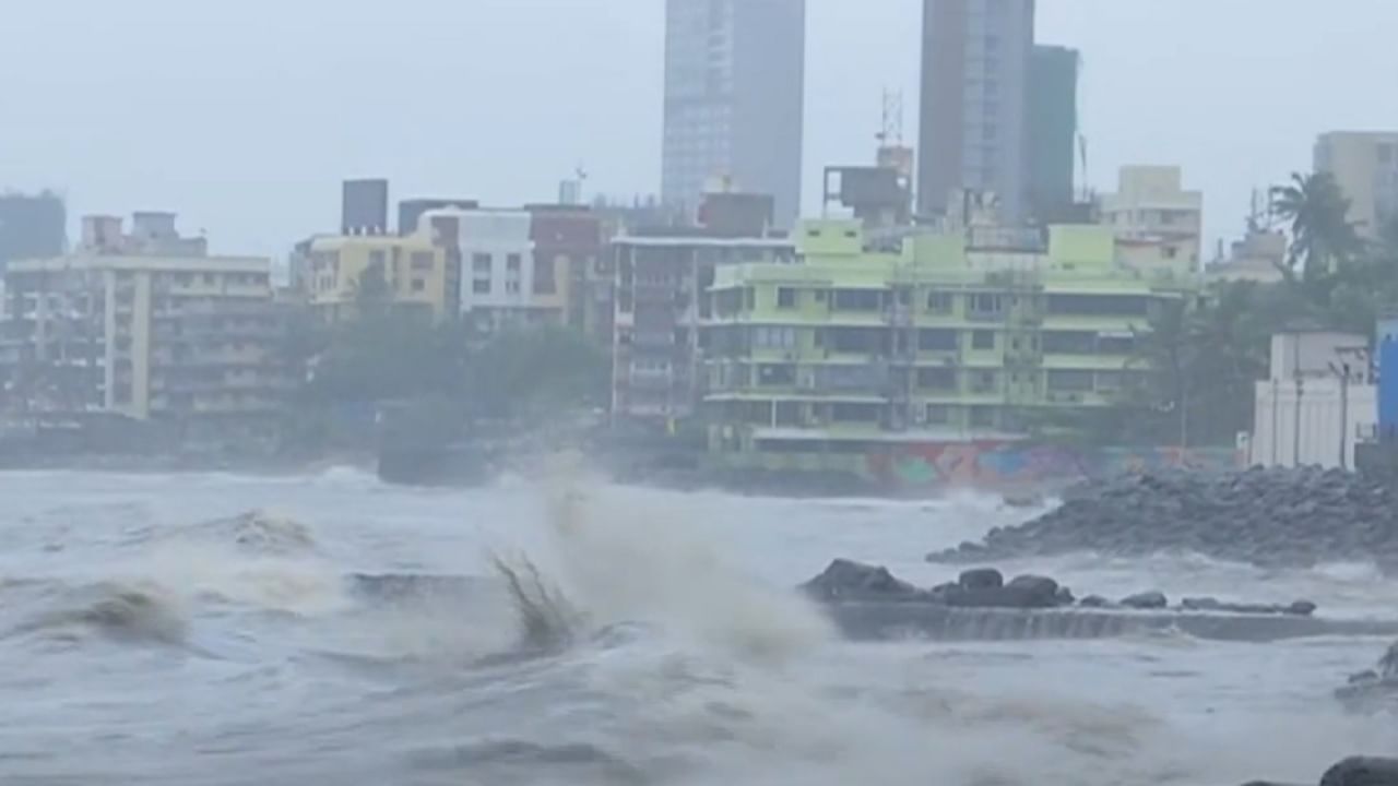 Mumbai Rain : मुंबईत समुद्र खवळला... उंच लाटा, पावसाचा जोर वाढला तर मुंबईची होणार तुंबई, काय दिला इशारा?