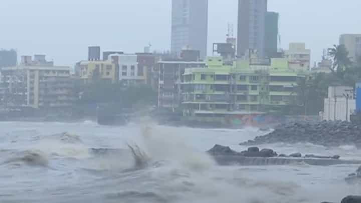 Mumbai Rain : मुंबईत समुद्र खवळला... उंच लाटा, पावसाचा जोर वाढला तर मुंबईची होणार तुंबई, काय दिला इशारा? Mumbai Rain : मुंबईत समुद्र खवळला... उंच लाटा, पावसाचा जोर वाढला तर मुंबईची होणार तुंबई, काय दिला इशारा?