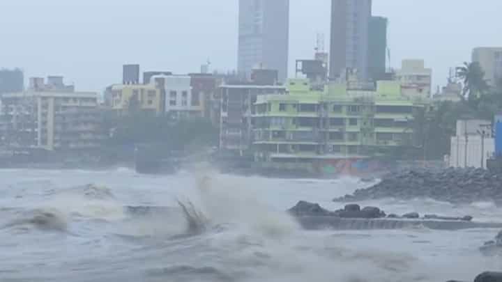 Mumbai Rain : मुंबईत समुद्र खवळला... उंच लाटा, पावसाचा जोर वाढला तर मुंबईची होणार तुंबई, काय दिला इशारा? Mumbai Rain : मुंबईत समुद्र खवळला... उंच लाटा, पावसाचा जोर वाढला तर मुंबईची होणार तुंबई, काय दिला इशारा?
