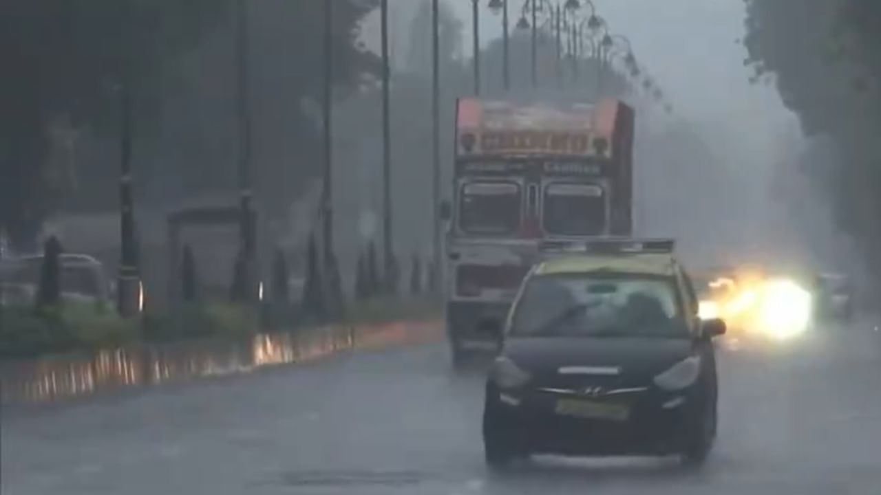मुंबईत पुन्हा एकदा मुसळधार पावसाला सुरुवात, मध्य रेल्वेची वाहतूक विस्कळीत मुंबईत पुन्हा एकदा मुसळधार पावसाला सुरुवात, मध्य रेल्वेची वाहतूक विस्कळीत