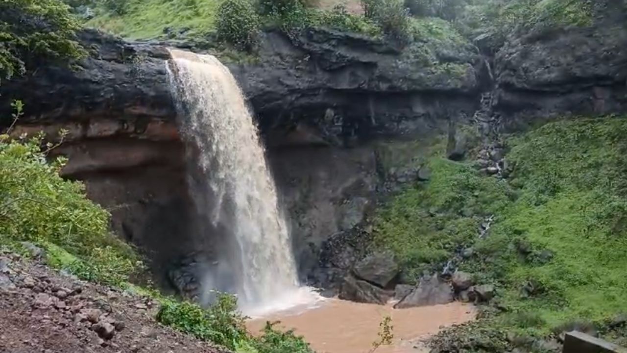 नाशिक जिल्ह्यातील इगतपुरी तालुक्यातील निसर्ग पर्यटकांना आकर्षित करत असतो. यामुळे मुंबईतील अनेकांनी सेंकड होम इगतपुरीत घेतले आहेत. या इगतपुरीमधील अनेक धबधबे प्रसिद्ध आहेत. 