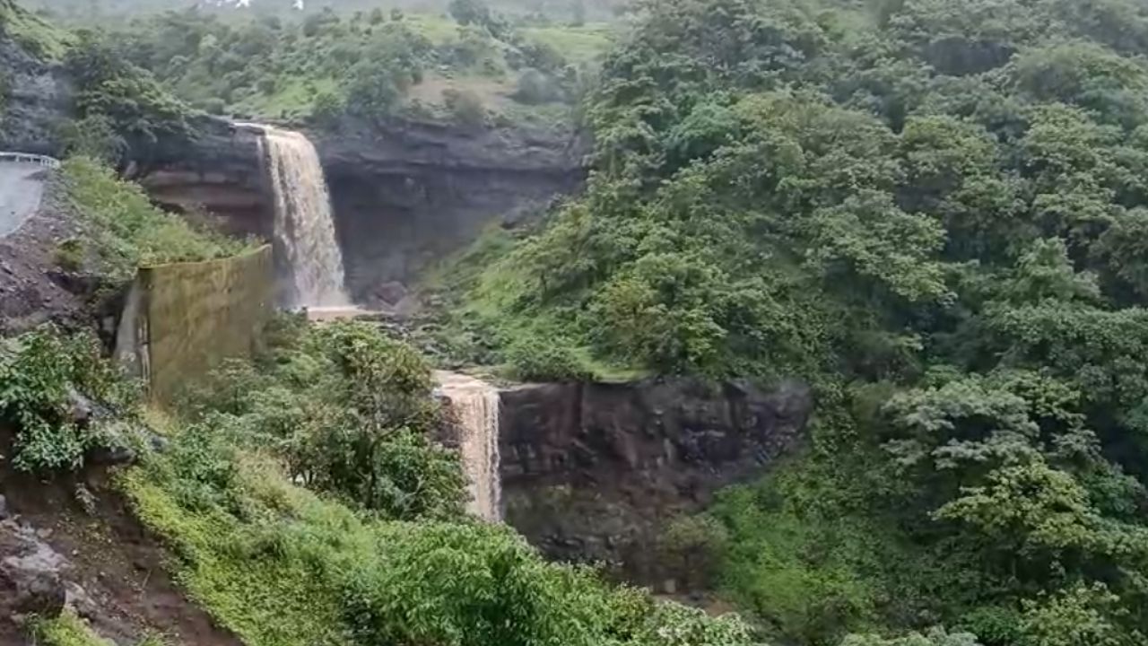 डोंगर माथ्यावर जास्त वर्दळ नसलेल्या रस्त्याच्या अगदी कडेला असल्याने या भागाचे नाव सूना कडा पडले आहे. दोन भागात डोंगर माथ्यावरून हा विशाल धबधबा कोसळतो. 