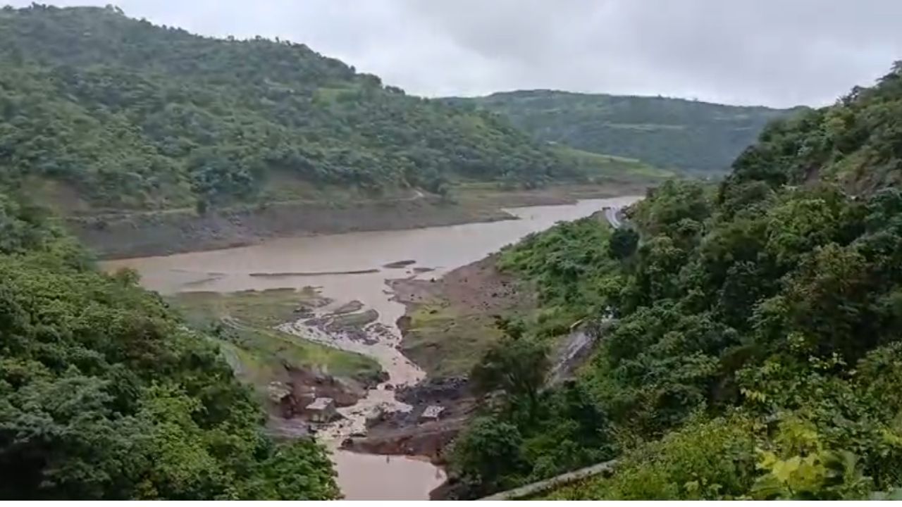 इगतपुरी हा धबधबा मोठा असून पर्यटकांच्या नजरेस पडला नाही. त्यामुळे इथे गर्दी कमी असते. त्यामुळे पर्यटनास जाण्यारां पर्यटकांसाठी हा धबधबा पर्वणी ठरू शकतो. भाम नदीवर असलेल्या या धबधब्यास भावली धबधबाही म्हणतात.