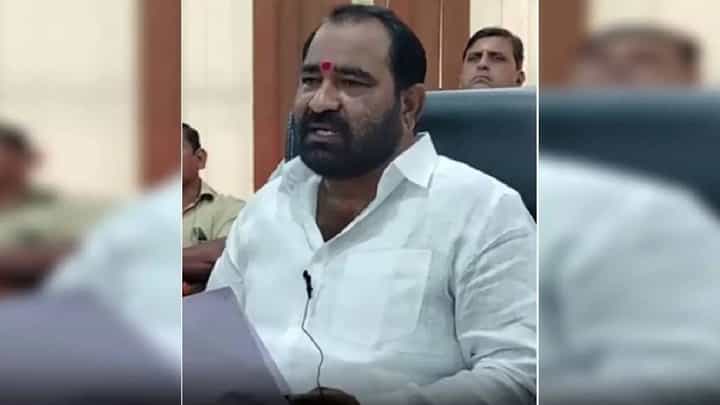 ... तोपर्यंत दार उघडणार नाही, शेतकरी प्रश्नांसाठी नितीन देशमुख घेतला आक्रमक पवित्रा ... तोपर्यंत दार उघडणार नाही, शेतकरी प्रश्नांसाठी नितीन देशमुख घेतला आक्रमक पवित्रा