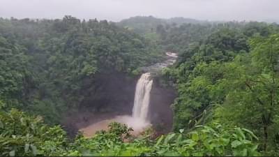 Dabhosa Waterfalls : हिरवागर्द परिसर अन् पांढराशुभ्र फेसाळणारा दाभोसा धबधबा पाहण्यासाठी पर्यटकांची झुंबड