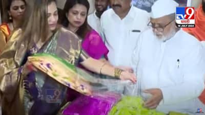 Ashadi Ekadashi 2024 : विठ्ठल-रुख्मिणीला मुख्यमंत्र्यांकडून पोषाख अर्पण, बघा नक्षीदार पैठणी अन्…